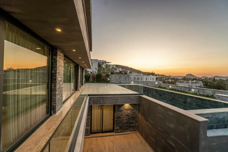 5 Bedrooms Luxury Villa