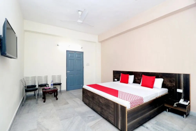 OYO 18570 Hotel Jazz