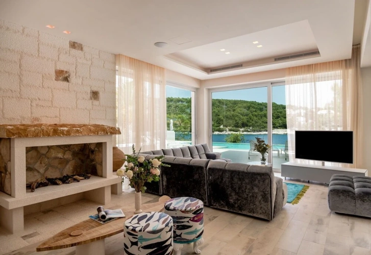 6 Bedrooms Villa