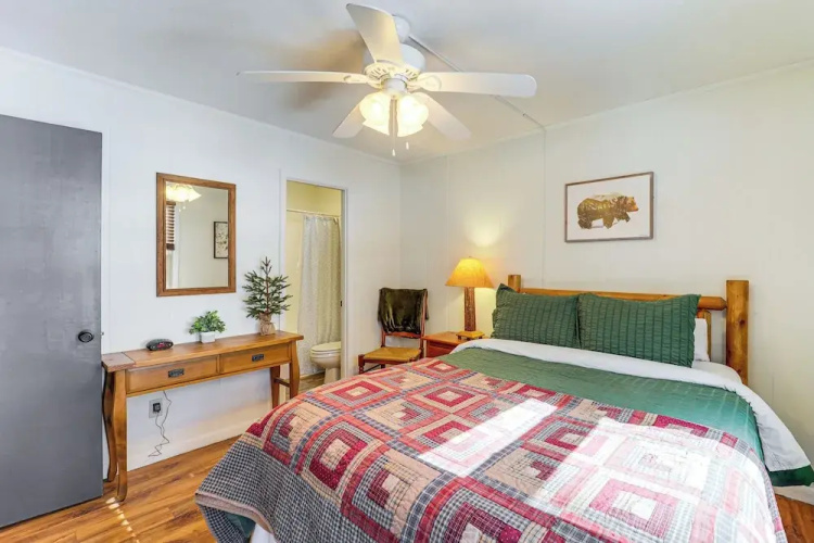 2 Mi to Skiing: Blue Ridge Mtn Cabin w/ Hot Tub!