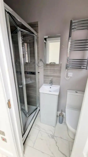 Large Triple Studio Flat - Croydon