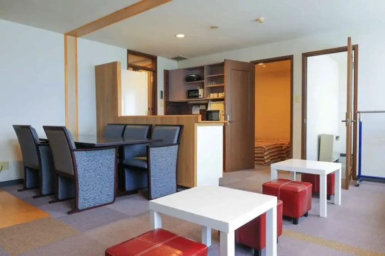 4 Bedrooms Apartment