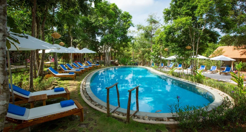 Superior room with pool view