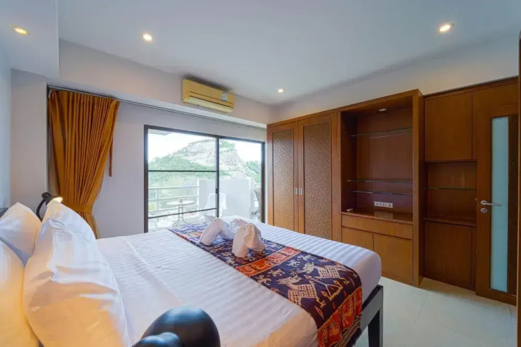 Beachfront 2 bed Condo with Seaview BW2