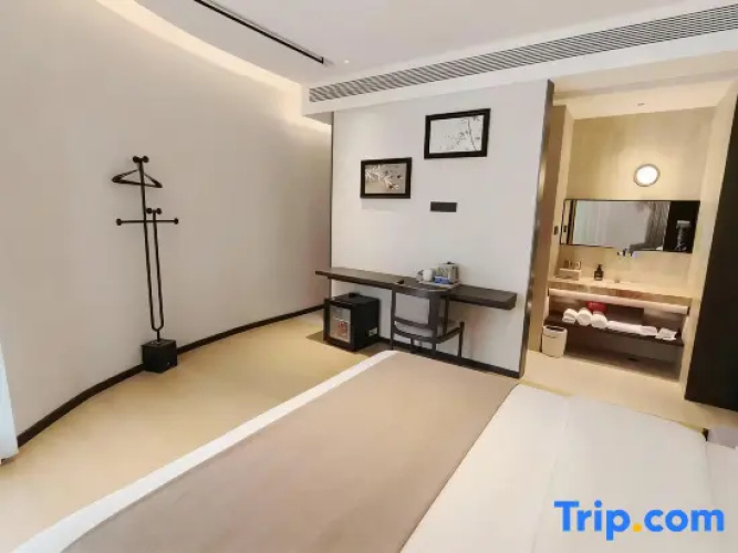 Deluxe Double room with city view