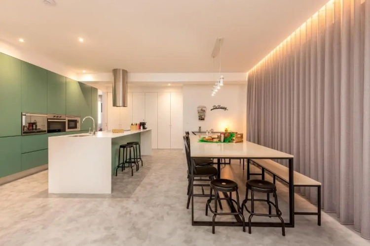 5 Bedrooms Apartment
