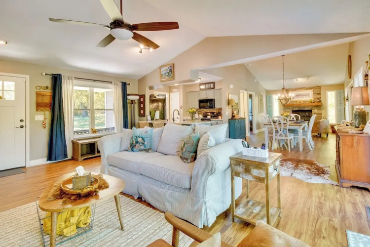 Fire Pit & Grill: Riverfront Home in Arkansas!