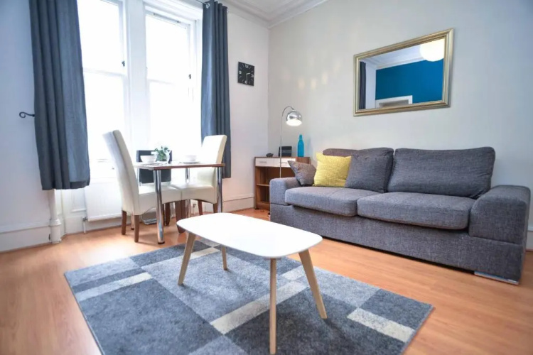 Modern Flat in Rosemount City Centre