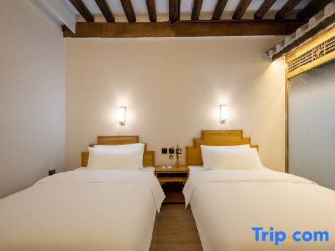 Standard Twin room with courtyard view