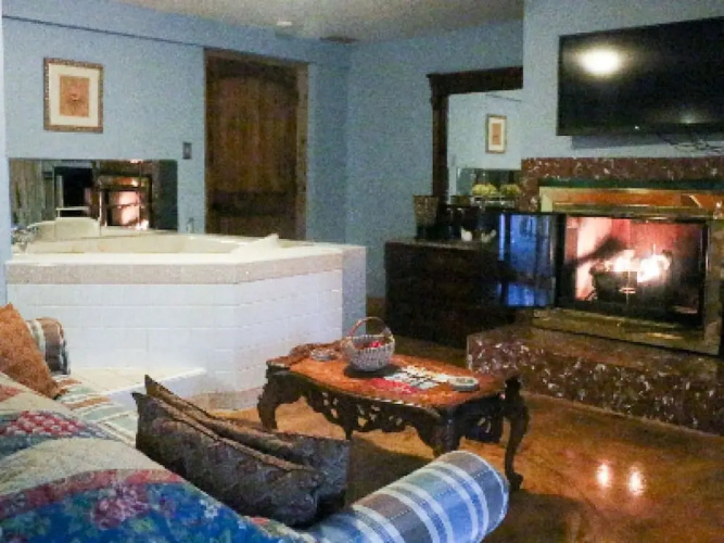 Lil Black Bear Inn