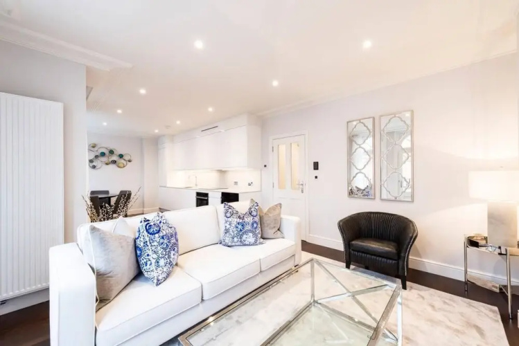 Light and Airy Central Three Bed Flat
