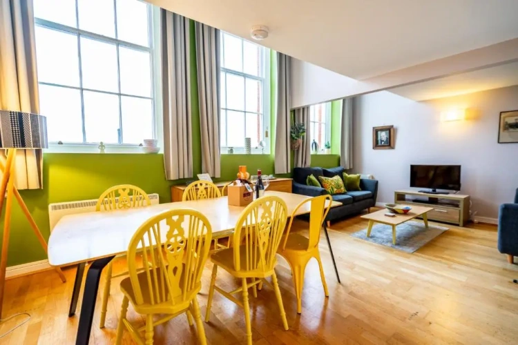 3 Bedrooms Apartment