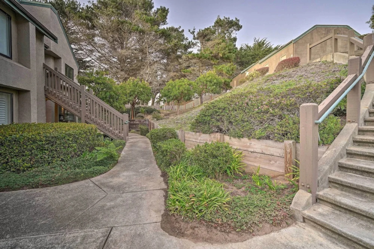 < 1 Mi to Mussel Rock Park! Cliffside Pacifica Gem