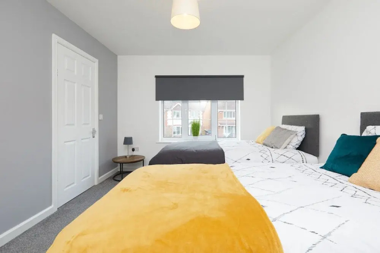 2 Bed Derby House- Parking - Rolls Royce