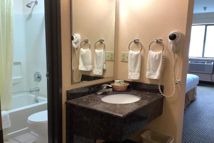 Luxury Inn And Suites