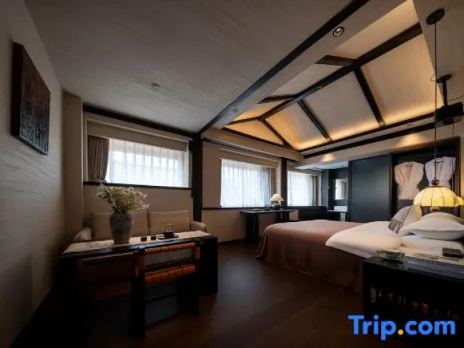 Suite with street view