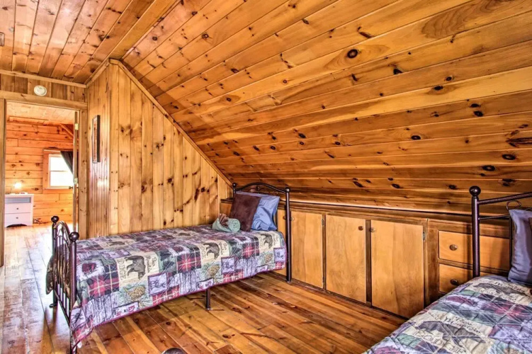 Rustic Cabin w/ Screened Deck: 8 Mi to Dollywood