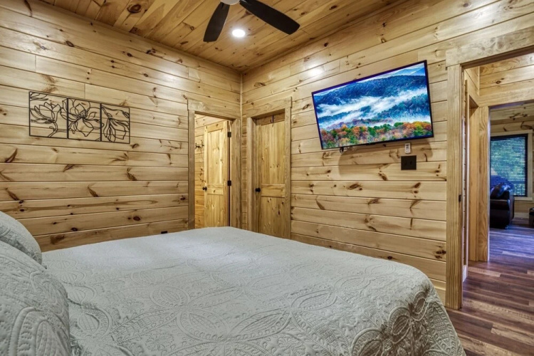Bear Tracks Lodge 4 Bedroom Cabin by RedAwning