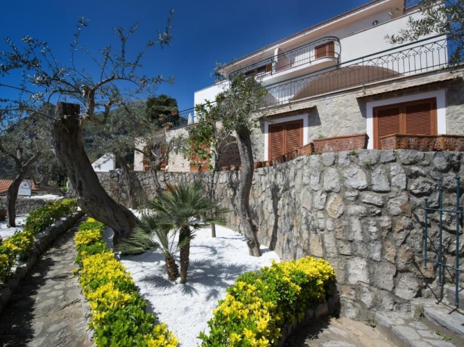4 Bedrooms Villa