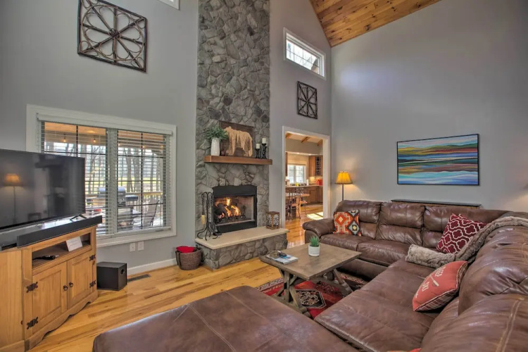 Spacious Wintergreen Resort Home w/ Hot Tub!