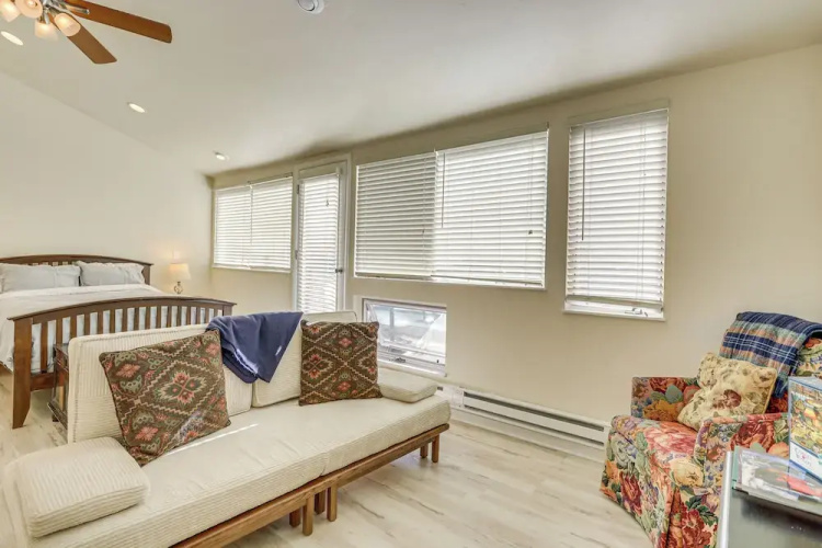 4 Mi to Vail Ski Resort: Cozy Getaway w/ Deck!