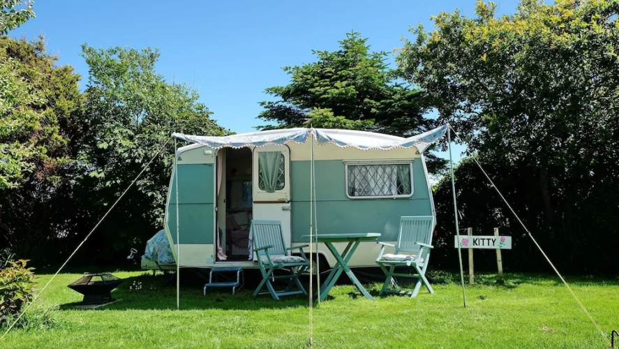 Kitty Unique 60s Caravan set in Pretty Garden