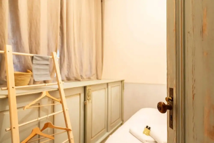 Retro apartment with garden by GuestReady