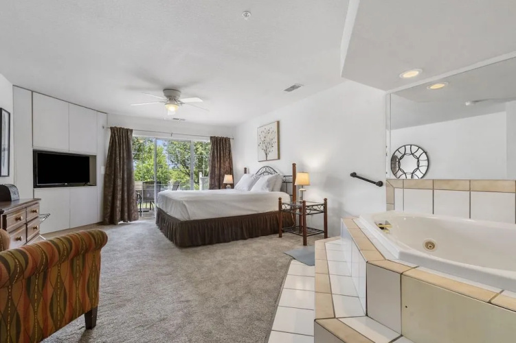 Swansons King Suite - 1.5 Miles From Branson
