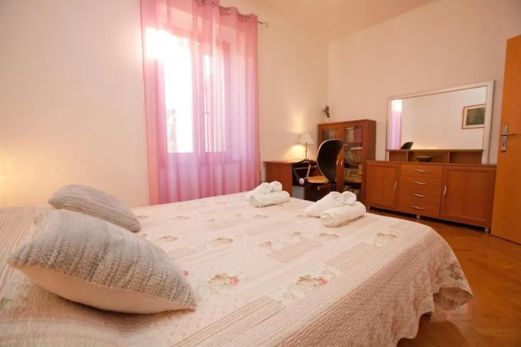 Spacious Apartment Milly With Pool