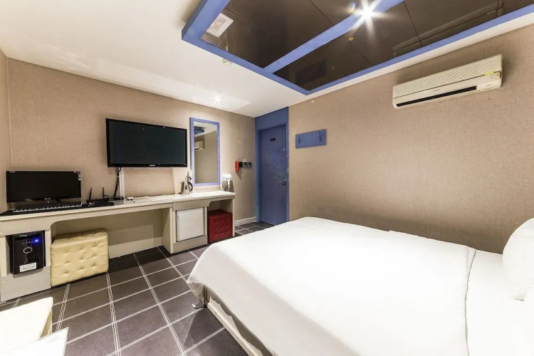 Hotel C&