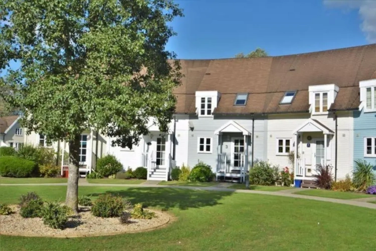 4 Bedrooms Cottage