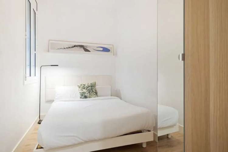 Stunning 2 Bedroom amd Bath Apartment in Eixample