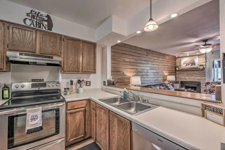 Updated Ruidoso Mountain Escape w/ Deck & Balcony!