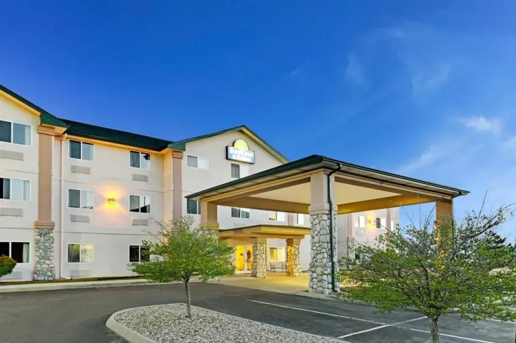 Days Inn & Suites Castle Rock - Castle Rock, CO