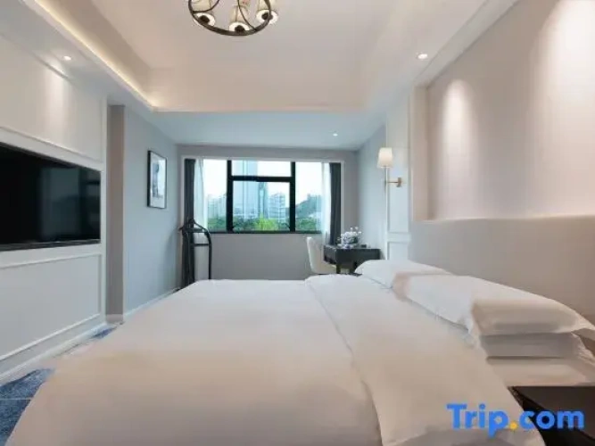 Suite with lake view