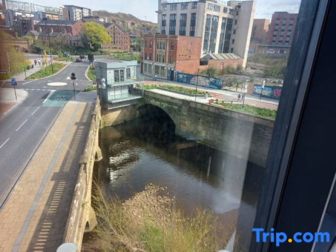 Entire 2-BR Serviced Apartment in Sheffield Centre
