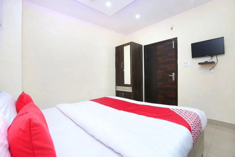 OYO 22332 Hotel Zs