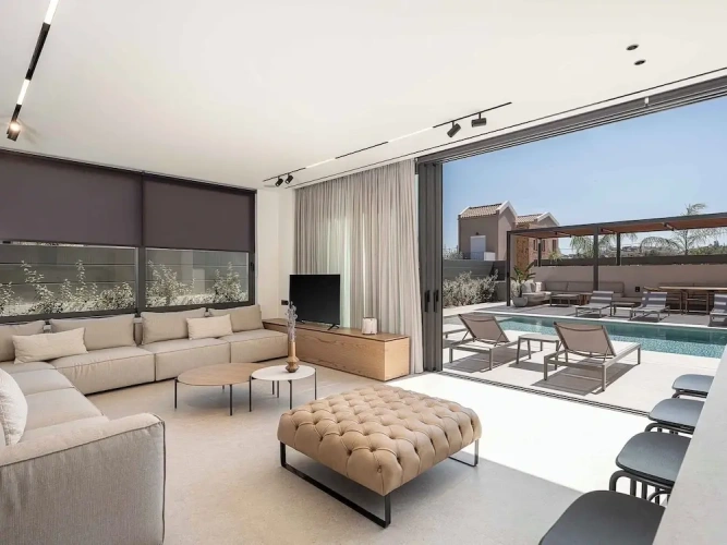 6 Bedrooms Villa