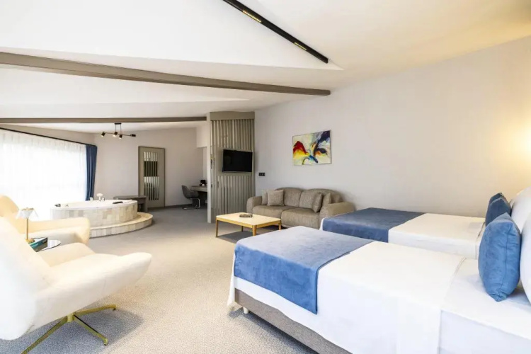 Rossi Luxury Hotel