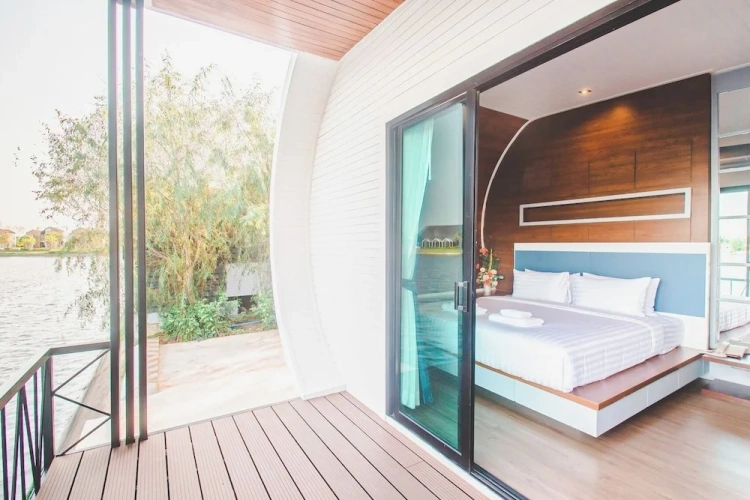 Deluxe room with balcony and with lake view