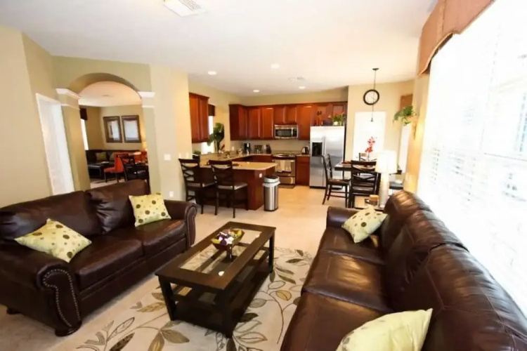 Stunning 6 Bedroom 4 Bath Villa with Private South Facing Pool