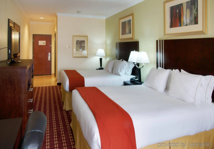 Holiday Inn Express & Suites Sealy by IHG