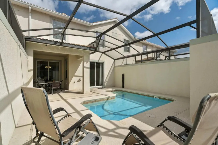 Spacious 4BR Townhome With Pool at Storey Lake