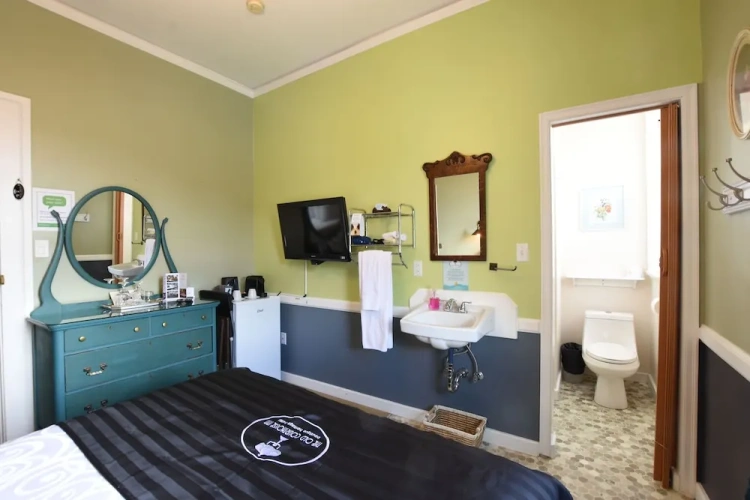 Standard Double room with partial ocean view