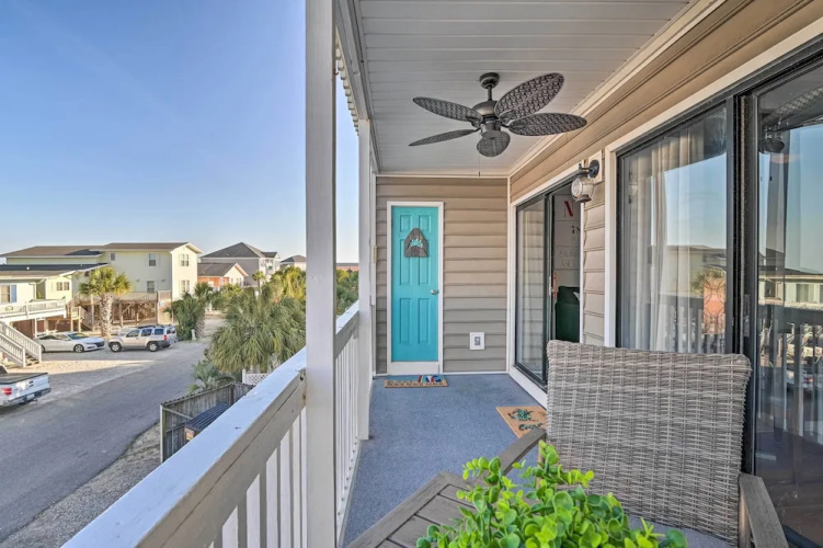 Eclectic Condo w/ Balcony: 1 Block to Beach!