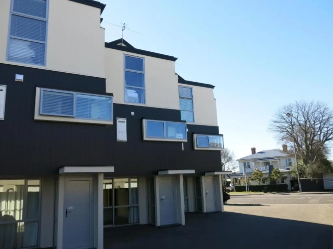 3 Bedrooms Apartment