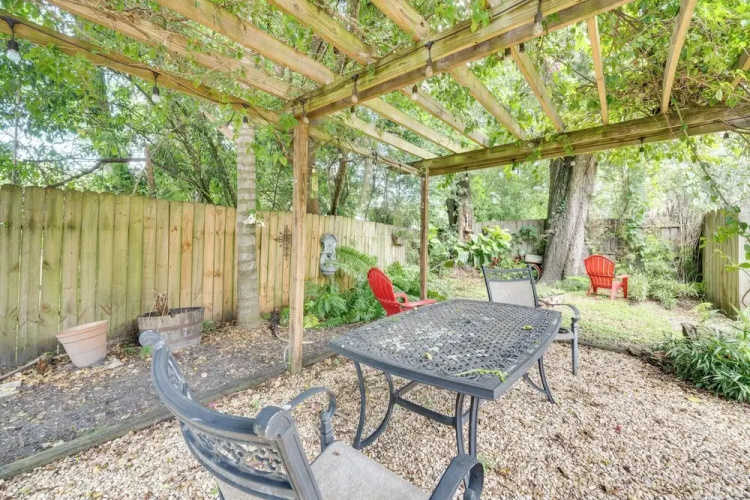 1 Mi to Lake Dora: Cottage w/ Shared Yard & Patio!