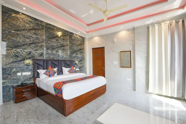 Fabhotel Paradise