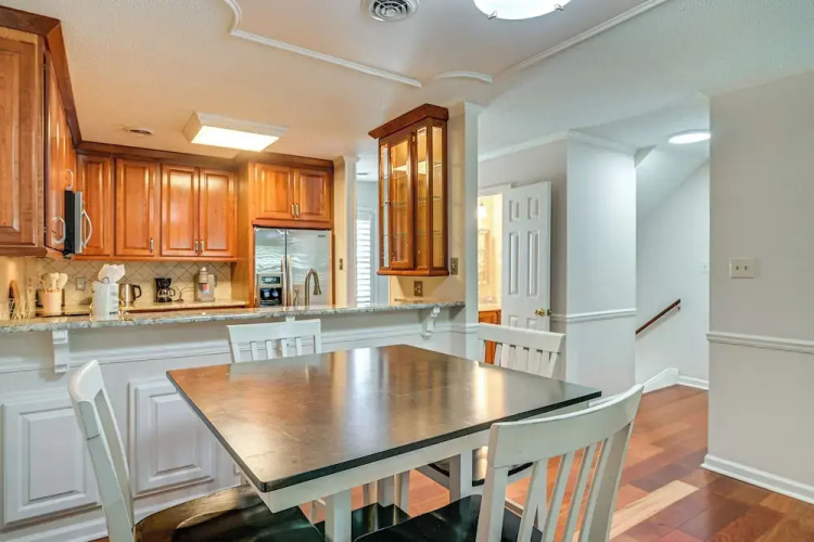 Steps to Sand: Walkable Condo in Myrtle Beach!