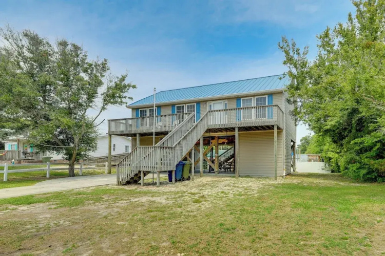 Coastal Emerald Isle Retreat w/ Deck & Grill!